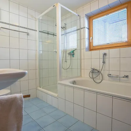 Uva Domek alpejski